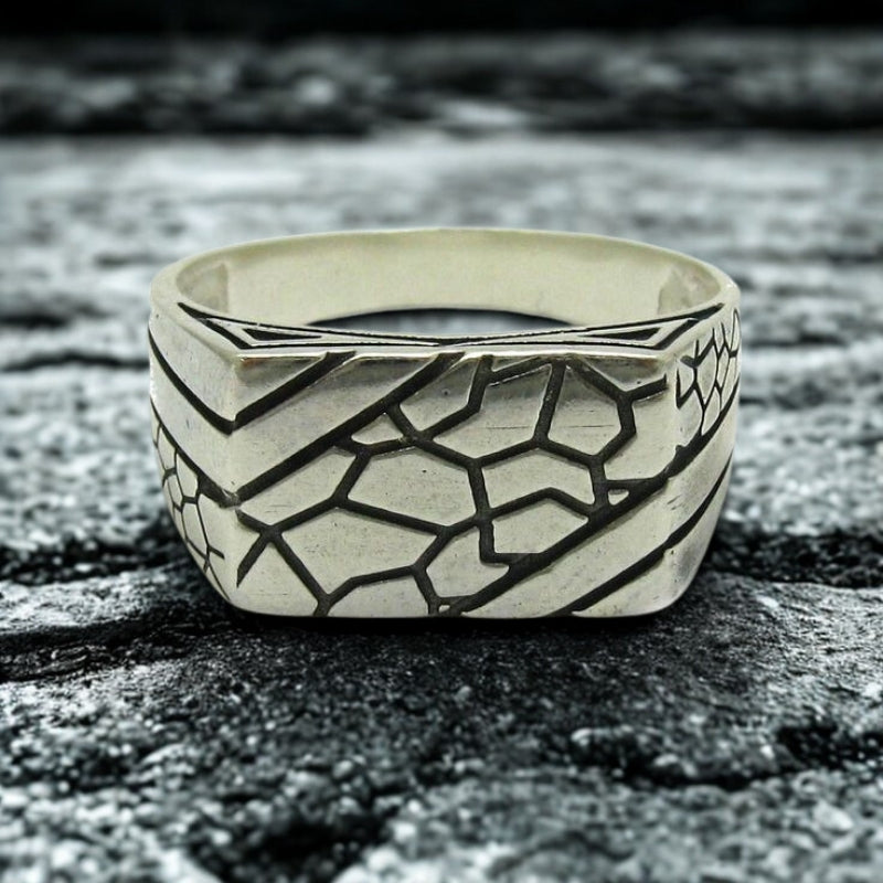Cracked Pattern Ring