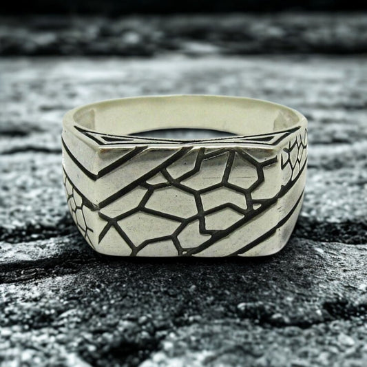 Cracked Pattern Ring
